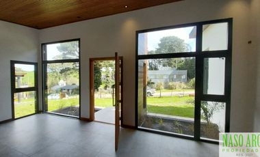 Propiedad de diseño a estrenar en venta en Sierra de los Padres. Gas natural