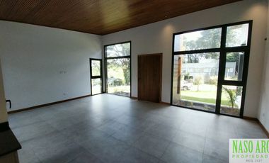 Propiedad de diseño a estrenar en venta en Sierra de los Padres. Gas natural