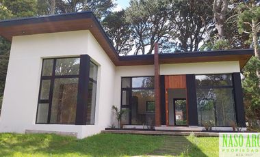 Propiedad de diseño a estrenar en venta en Sierra de los Padres. Gas natural