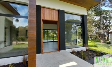 Propiedad de diseño a estrenar en venta en Sierra de los Padres. Gas natural