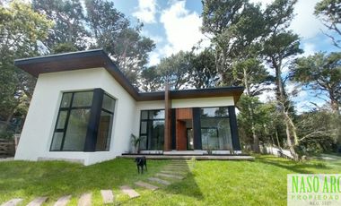 Propiedad de diseño a estrenar en venta en Sierra de los Padres. Gas natural