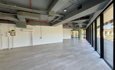 Local Comercial en Arriendo en Avenida Santa María con Carolina Rabat