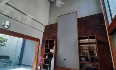 Rumah Erlangga Mewah plus Kolam Renang dekat Simpang Lima