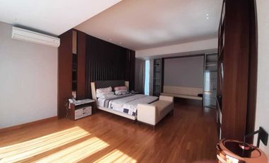 Rumah Erlangga Mewah plus Kolam Renang dekat Simpang Lima