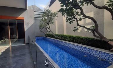Rumah Erlangga Mewah plus Kolam Renang dekat Simpang Lima