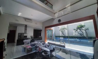 Rumah Erlangga Mewah plus Kolam Renang dekat Simpang Lima
