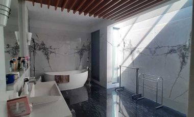 Rumah Erlangga Mewah plus Kolam Renang dekat Simpang Lima