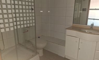 ARRIENDO OFICINA SALONES PRIVADOS 180 MTS METRO P  VALDIVIA