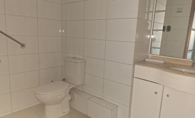 ARRIENDO OFICINA SALONES PRIVADOS 180 MTS METRO P  VALDIVIA