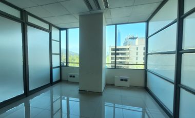 ARRIENDO OFICINA SALONES PRIVADOS 180 MTS METRO P  VALDIVIA