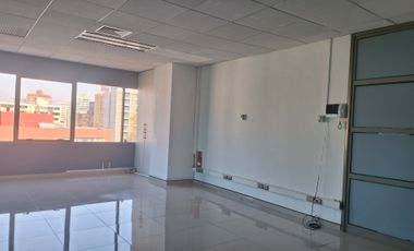 ARRIENDO OFICINA SALONES PRIVADOS 180 MTS METRO P  VALDIVIA
