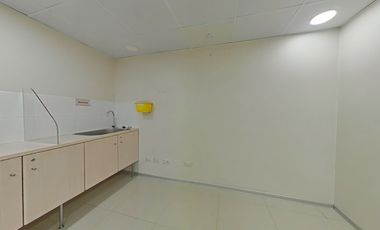 Local Alcántara: 202 m2, 5 box + 3 baños