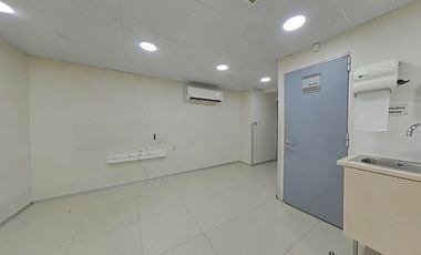 Local Alcántara: 202 m2, 5 box + 3 baños