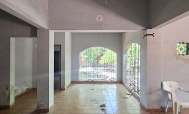 CASA EN VENTA MUY AMPLIA, 3 RECÁMARAS, 2 BAÑOS, COCHERA PARA 1 AUTO