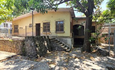 CASA EN VENTA MUY AMPLIA, 3 RECÁMARAS, 2 BAÑOS, COCHERA PARA 1 AUTO