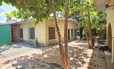 CASA EN VENTA MUY AMPLIA, 3 RECÁMARAS, 2 BAÑOS, COCHERA PARA 1 AUTO