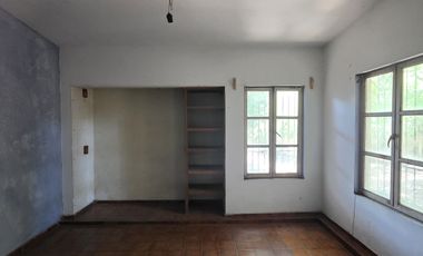 CASA EN VENTA MUY AMPLIA, 3 RECÁMARAS, 2 BAÑOS, COCHERA PARA 1 AUTO