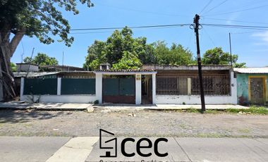 CASA EN VENTA MUY AMPLIA, 3 RECÁMARAS, 2 BAÑOS, COCHERA PARA 1 AUTO