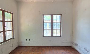 CASA EN VENTA MUY AMPLIA, 3 RECÁMARAS, 2 BAÑOS, COCHERA PARA 1 AUTO