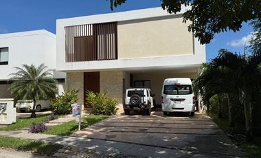 CASA EN VENTA PRIVADA PARQUE CENTRAL, al Norte de la ciudad de Mérida, Yucatán
