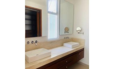 CASA CON VISTA AL LAGO Y ZONA VERDE EN PANCE