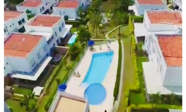 CASA CON VISTA AL LAGO Y ZONA VERDE EN PANCE