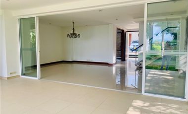 CASA CON VISTA AL LAGO Y ZONA VERDE EN PANCE