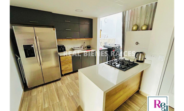 Casa en venta en unidad abierta – $700 Millones