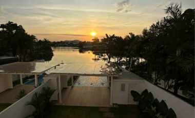 Samborondón, Hermosa Casa en Venta, 300m2