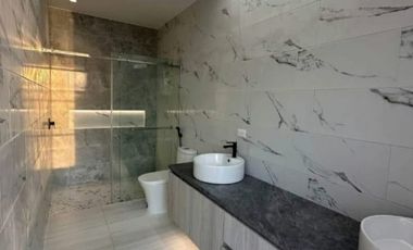 Samborondón, Hermosa Casa en Venta, 300m2