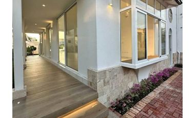 Samborondón, Hermosa Casa en Venta, 300m2