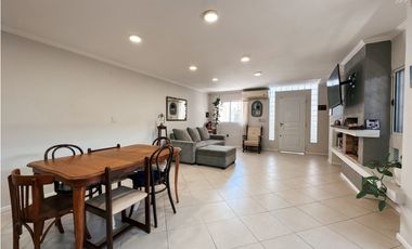 VENTA HERMOSA CASA 3/4 DORMITORIOS