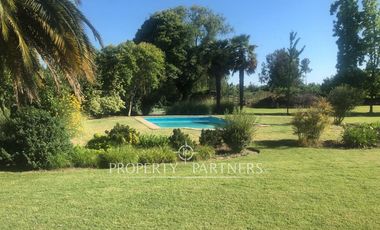 ¡OPORTUNIDAD! Casa familiar estilo chileno con hermoso jardín formado en Talagante