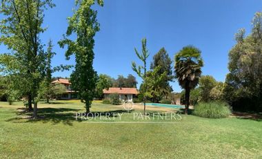 ¡OPORTUNIDAD! Casa familiar estilo chileno con hermoso jardín formado en Talagante