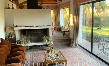 ¡OPORTUNIDAD! Casa familiar estilo chileno con hermoso jardín formado en Talagante