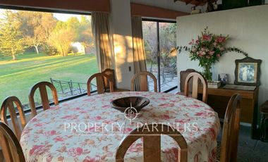 ¡OPORTUNIDAD! Casa familiar estilo chileno con hermoso jardín formado en Talagante