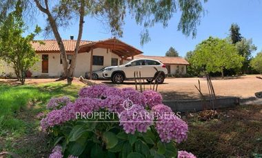 ¡OPORTUNIDAD! Casa familiar estilo chileno con hermoso jardín formado en Talagante
