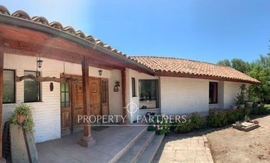 ¡OPORTUNIDAD! Casa familiar estilo chileno con hermoso jardín formado en Talagante