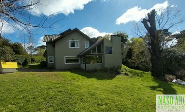 Casa de categoría en venta en Sierra de los Padres. Gas natural. Losa radiante