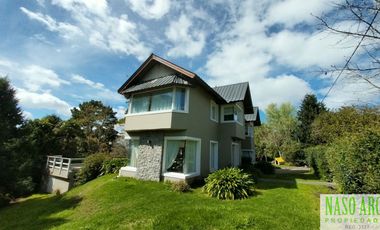 Casa de categoría en venta en Sierra de los Padres. Gas natural. Losa radiante
