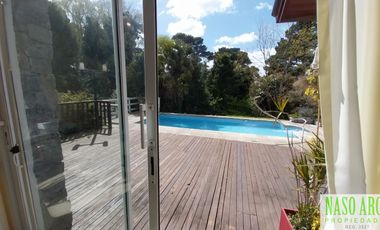 Casa de categoría en venta en Sierra de los Padres. Gas natural. Losa radiante