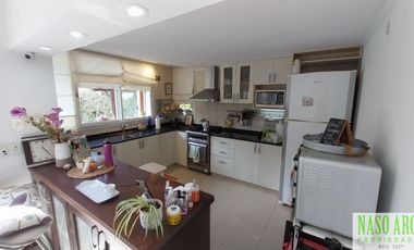 Casa de categoría en venta en Sierra de los Padres. Gas natural. Losa radiante