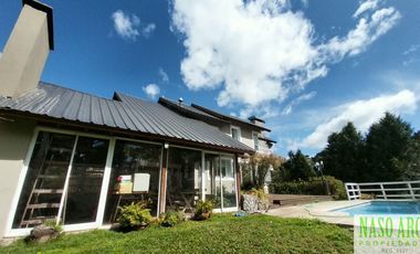 Casa de categoría en venta en Sierra de los Padres. Gas natural. Losa radiante