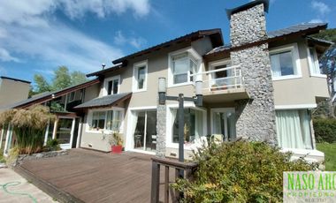 Casa de categoría en venta en Sierra de los Padres. Gas natural. Losa radiante