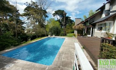 Casa de categoría en venta en Sierra de los Padres. Gas natural. Losa radiante