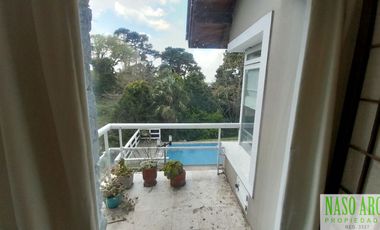 Casa de categoría en venta en Sierra de los Padres. Gas natural. Losa radiante