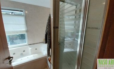 Casa de categoría en venta en Sierra de los Padres. Gas natural. Losa radiante