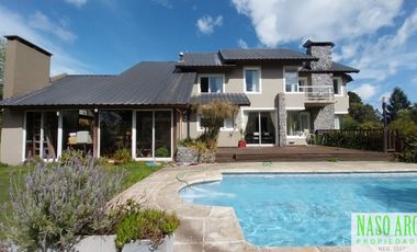 Casa de categoría en venta en Sierra de los Padres. Gas natural. Losa radiante