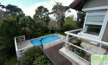 Casa de categoría en venta en Sierra de los Padres. Gas natural. Losa radiante