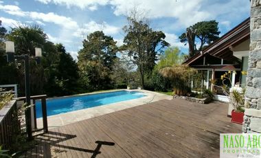 Casa de categoría en venta en Sierra de los Padres. Gas natural. Losa radiante